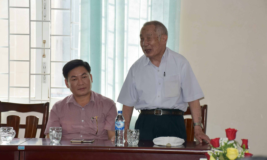 Ông Ngô Thành (bên phải)-cán bộ lão thành cách mạng, nguyên Phó Bí thư Tỉnh ủy phát biểu tại lễ phát động. Ảnh: Phương Linh