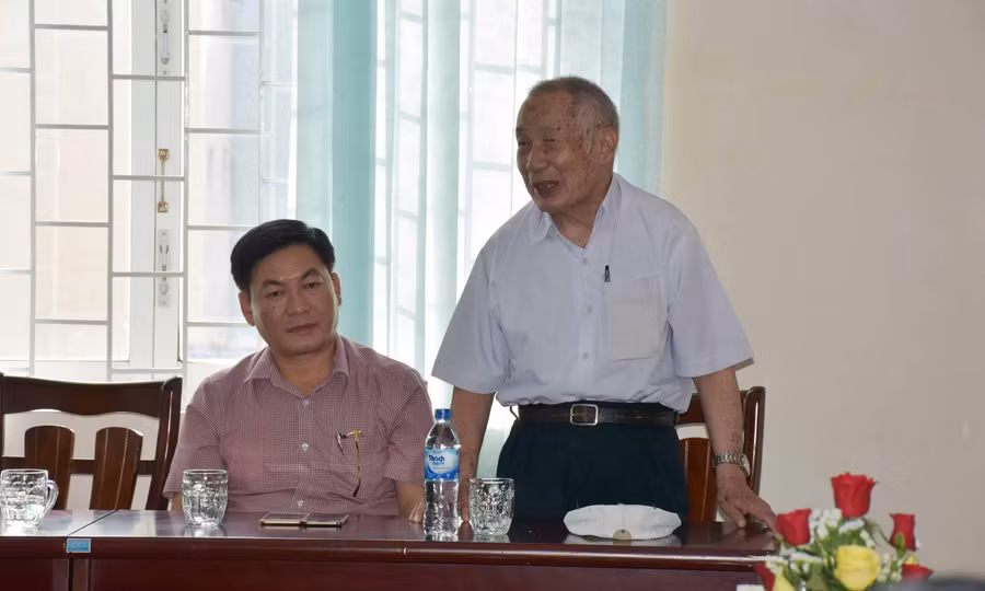 Ông Ngô Thành (bên phải)-cán bộ lão thành cách mạng, nguyên Phó Bí thư Tỉnh ủy phát biểu tại lễ phát động. Ảnh: Phương Linh