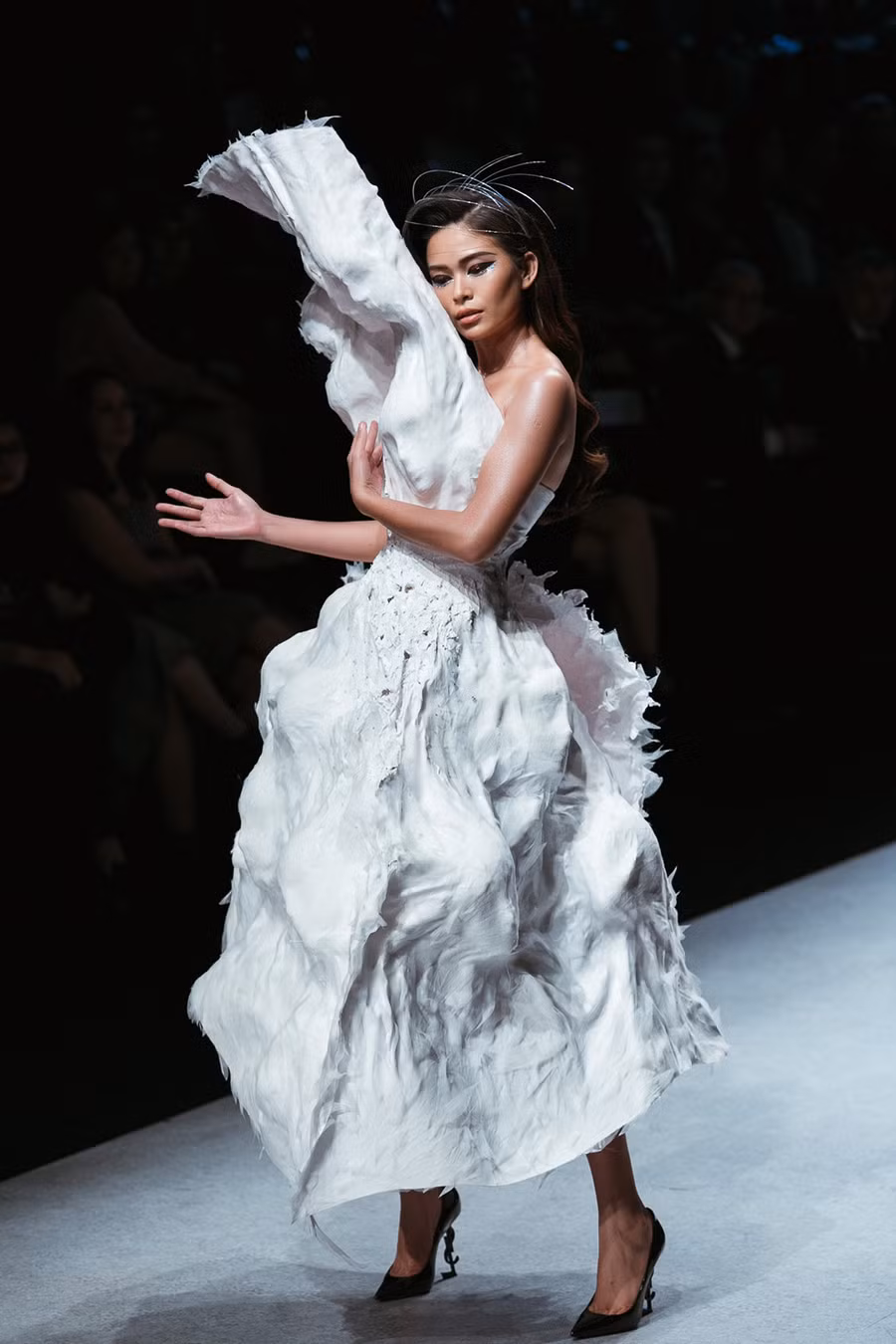 Á hậu Mâu Thủy khép lại đêm diễn cuối của Tuần lễ Thời trang quốc tế Việt Nam 2018. Cô diện một thiết kế váy độc đáo với hình ảnh mặt người được tạo dựng bằng nghệ thuật thủ công 3D. 