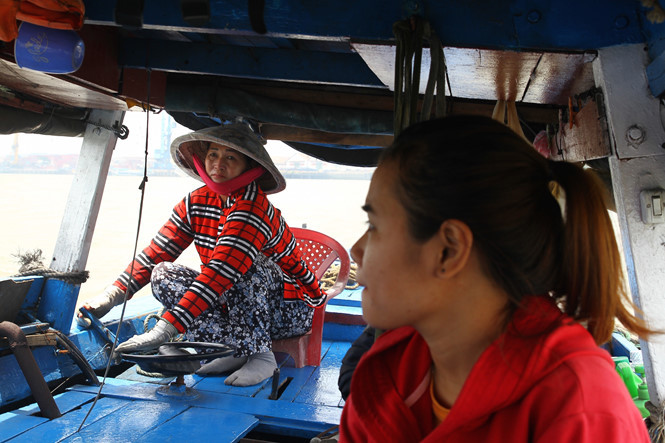 Chị Hiệp điều khiển con đò một cách điệu nghệ dẫn di chuyển không một chút khó khăn Chị Hiệp điều khiển con đò một cách điệu nghệ dẫn di chuyển không một chút khó khăn
