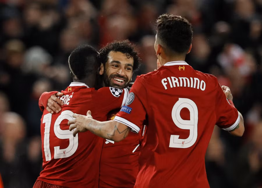 Niềm vui của các cầu thủ Liverpool sau khi Mane nâng tỉ số lên 3-0. Ảnh: REUTERS