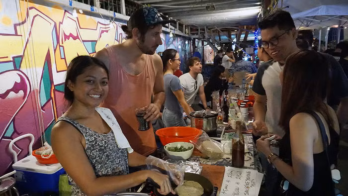 Một cô gái Indonesia bán bánh truyền thống của đất nước cô tại "phiên chợ Liên Hiệp Quốc". Một cô gái Indonesia bán bánh truyền thống của đất nước cô tại