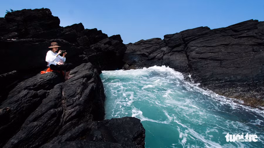 Những ghềnh đá đen ngàn năm sóng vỗ có sức cuốn hút mãnh liệt những phượt thủ khi đến Tam Hải Những ghềnh đá đen ngàn năm sóng vỗ có sức cuốn hút mãnh liệt những phượt thủ khi đến Tam Hải