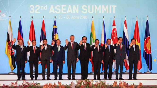 Lãnh đạo các nước dự Hội nghị cấp cao ASEAN lần thứ 32 tại Singapore. Lãnh đạo các nước dự Hội nghị cấp cao ASEAN lần thứ 32 tại Singapore.