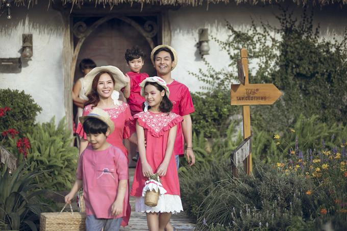 Từng nhiều lần xuất hiện ở vai trò vedette trong các show thời trang nên vợ và ba con của Phan Anh đều rất tự tin và rạng rỡ. Từng nhiều lần xuất hiện ở vai trò vedette trong các show thời trang nên vợ và ba con của Phan Anh đều rất tự tin và rạng rỡ.