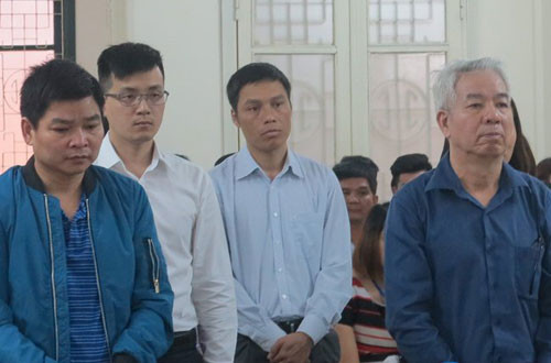 Ông Quý (ngoài cùng bên phải) và các bị cáo tại tòa. Ông Quý (ngoài cùng bên phải) và các bị cáo tại tòa.