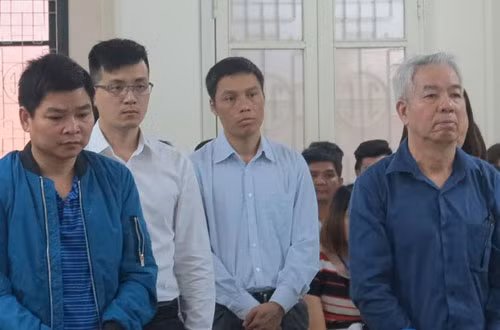  Ông Quý (ngoài cùng bên phải) và các bị cáo tại tòa.