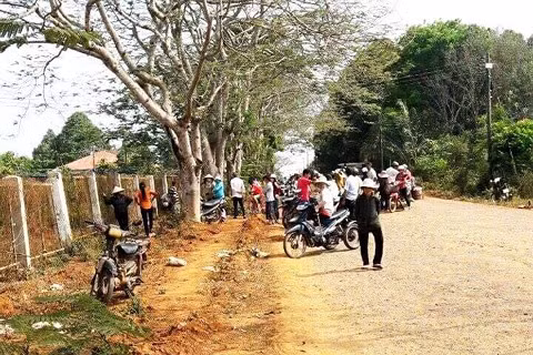 Người dân tập trung theo dõi vụ việc.