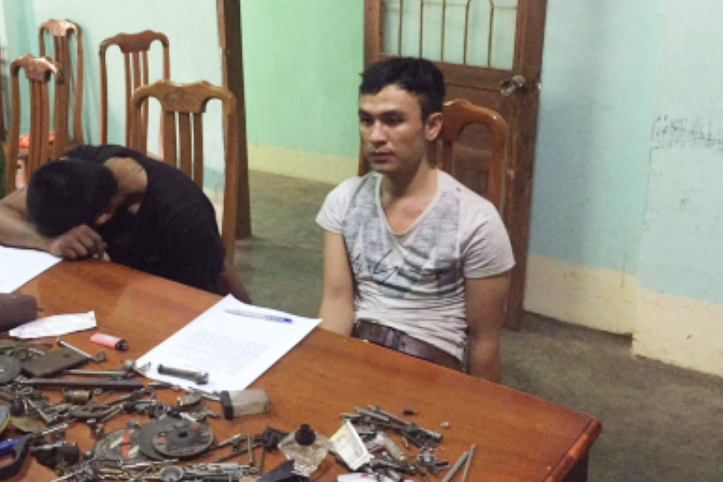  Tuấn và Anh tại cơ quan điều tra. Ảnh: Lê Anh