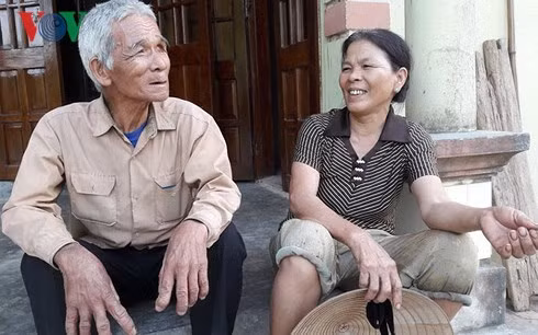 Ông Phạm Văn Tiếp và bà Nguyễn Thị Hoa kể lại chuyện thoát chết trong lũ dữ.