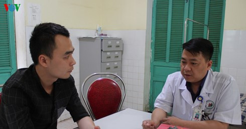 Trao đổi với phóng viên VOV, bác sỹ chuyên khoa 1 Phạm Hồng Sơn, phó giám đốc bệnh viện Đa khoa Thảo Nguyên, Mộc Châu cho biết, các bệnh nhân nhập viện đều có chung các triệu chứng đau đầu, buồn nôn và đi ngoài.