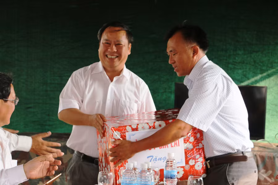 Phó Bí thư Tỉnh ủy tặng quà cho Đội K52- Bộ Chỉ huy Quân sự tỉnh đóng quân tại tỉnh Preah Vihear