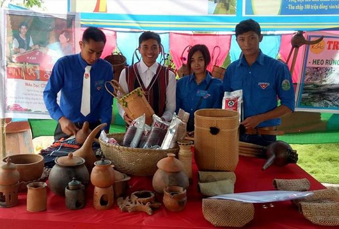 K’brooke (thứ 2 từ trái sang) bên những sản phẩm truyền thống của người K’ho. K’brooke (thứ 2 từ trái sang) bên những sản phẩm truyền thống của người K’ho.