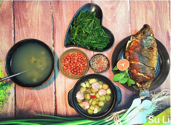 Những bữa cơm do chị Nguyễn Tâm nấu thường có 1-2 món mặn, một món phụ và một món canh (rau). Chi phí mâm cơm dành cho ba người dao động từ 100-150 nghìn đồng. Bà mẹ Hà Nội chỉ mất khoảng 60 phút để sơ chế, nấu nướng và bày biện đẹp mắt ra bàn ăn. Những bữa cơm do chị Nguyễn Tâm nấu thường có 1-2 món mặn, một món phụ và một món canh (rau). Chi phí mâm cơm dành cho ba người dao động từ 100-150 nghìn đồng. Bà mẹ Hà Nội chỉ mất khoảng 60 phút để sơ chế, nấu nướng và bày biện đẹp mắt ra bàn ăn.