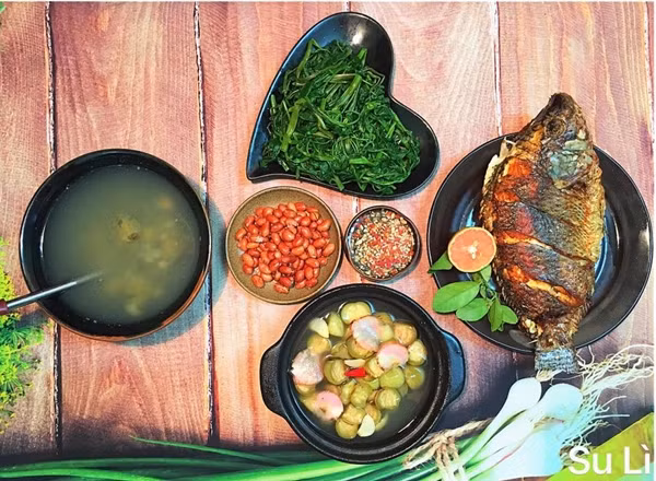 Những bữa cơm do chị Nguyễn Tâm nấu thường có 1-2 món mặn, một món phụ và một món canh (rau). Chi phí mâm cơm dành cho ba người dao động từ 100-150 nghìn đồng. Bà mẹ Hà Nội chỉ mất khoảng 60 phút để sơ chế, nấu nướng và bày biện đẹp mắt ra bàn ăn.