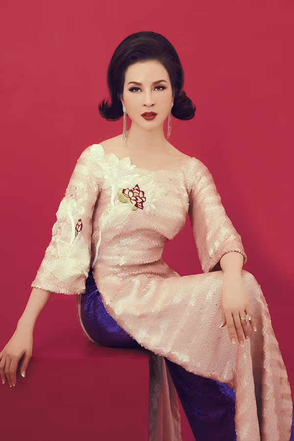  Ở bộ ảnh mới thực hiện, nữ diễn viên không chọn các kiểu váy áo hợp một tôn vẻ đẹp hiện đại thay vào đó là chút yểu điệu cùng trang phục áo dài cách tân.