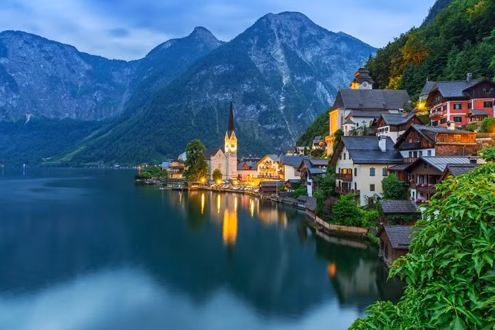 Hallstatt, Áo. Những ngôi nhà đẹp trên sườn núi bao quanh hồ nước xanh, nơi có những con thiên nga bơi lội tung tăng. Dân số Hallstatt không quá 1.000 người, nằm trên một dải đất hẹp giữa những ngọn núi Alp hùng vĩ.