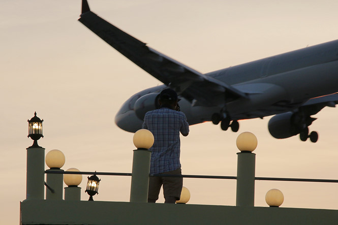 Với khoảng cách cực gần người đứng bên dưới tưởng như có thể chạm vào máy bay khi đang hạ cánh