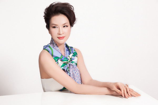  Hàng chân mày tạo dáng cong nhẹ giúp khuôn mặt người đẹp 44 tuổi trông tươi sáng hơn.