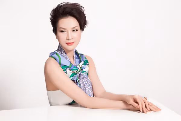  Hàng chân mày tạo dáng cong nhẹ giúp khuôn mặt người đẹp 44 tuổi trông tươi sáng hơn.