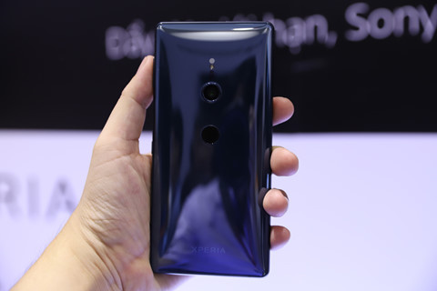  Mặt sau của máy có thiết kế dạng kính 3D cong