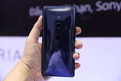  Mặt sau của máy có thiết kế dạng kính 3D cong