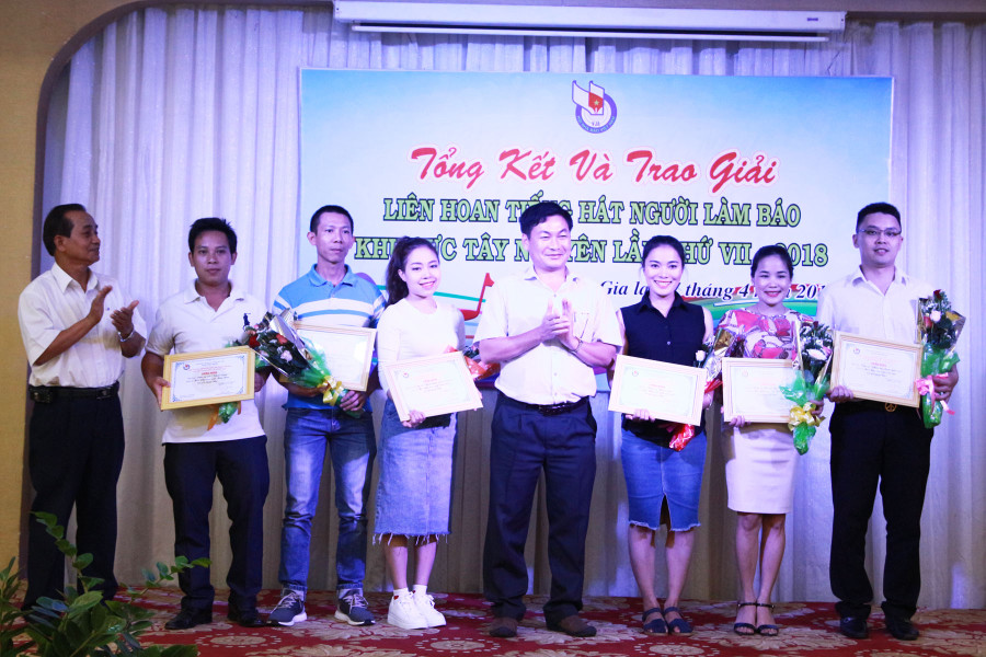 Trao giải cho các đội thi. Ảnh: N.T