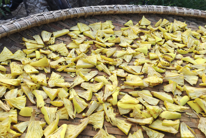 Từng cánh hoa sẽ được tách ra, đài sen thì cắt nhỏ, mỏng. Sau khi phơi khô, toàn bộ hoa và đài sen sẽ được sấy theo kiểu truyền thống của người Chăm để giữ lại vị đậm hơn.