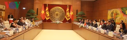 Ngay sau lễ đón, hai bên tiến hành hội đàm