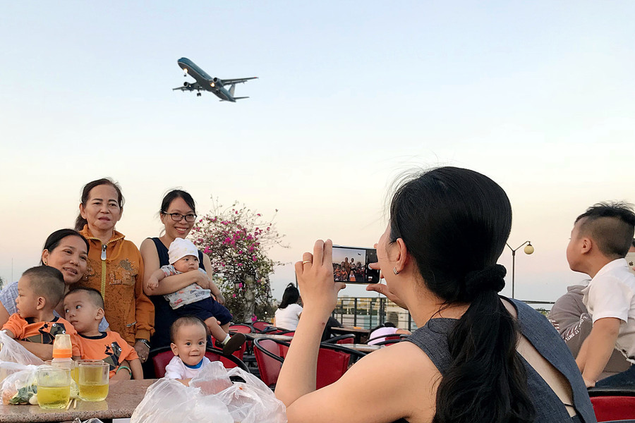 Còn trên các quán cà phê ngắm máy bay cũng thu hút rất nhiều người đến