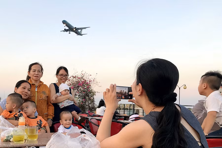 Còn trên các quán cà phê ngắm máy bay cũng thu hút rất nhiều người đến