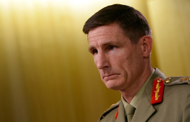 Trung tướng Angus Campbell. Trung tướng Angus Campbell.