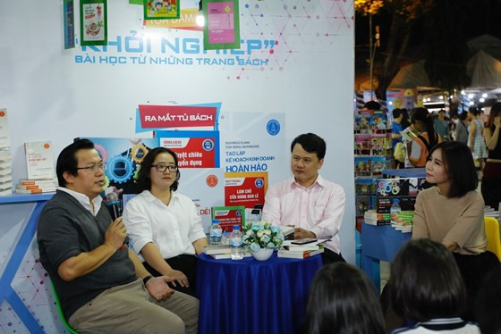 Doanh nhân, diễn giả Nguyễn Tất Quỳnh (trái) trong một buổi giao lưu