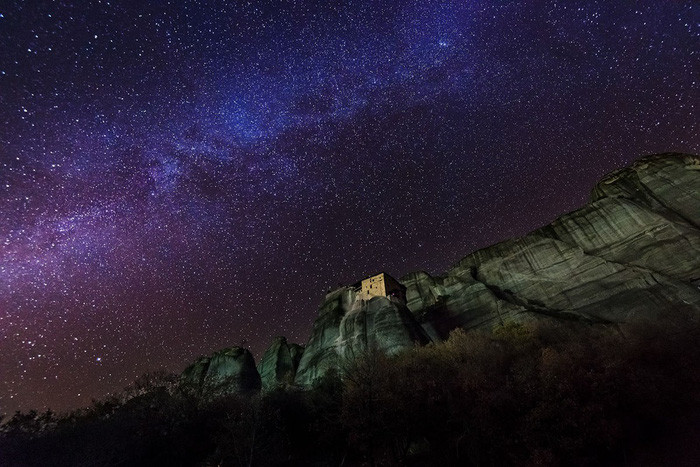 Tu viện Nicholas Anapausas dưới bầu trời đêm đầy sao - Ảnh: George Papapostolou/Getty Tu viện Nicholas Anapausas dưới bầu trời đêm đầy sao - Ảnh: George Papapostolou/Getty