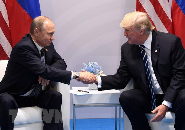 Tổng thống Mỹ Donald Trump (phải) và Tổng thống Nga Vladimir Putin trong cuộc gặp tại Hamburg, Đức ngày 7-7-2017. (Nguồn: AFP/TTXVN) Tổng thống Mỹ Donald Trump (phải) và Tổng thống Nga Vladimir Putin trong cuộc gặp tại Hamburg, Đức ngày 7/7/2017. (Nguồn: AFP/TTXVN)
