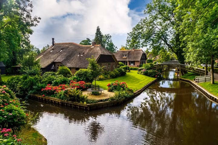 Giethoorn,, Hà Lan. Một trong những ngôi làng tuyệt vời và đầy màu sắc nhất ở Hà Lan là Giethoorn. Làng này gần 100 tuổi. Người dân địa phương chủ yếu sử dụng thuyền chèo và thuyền có động cơ điện để di chuyển trên mặt nước.