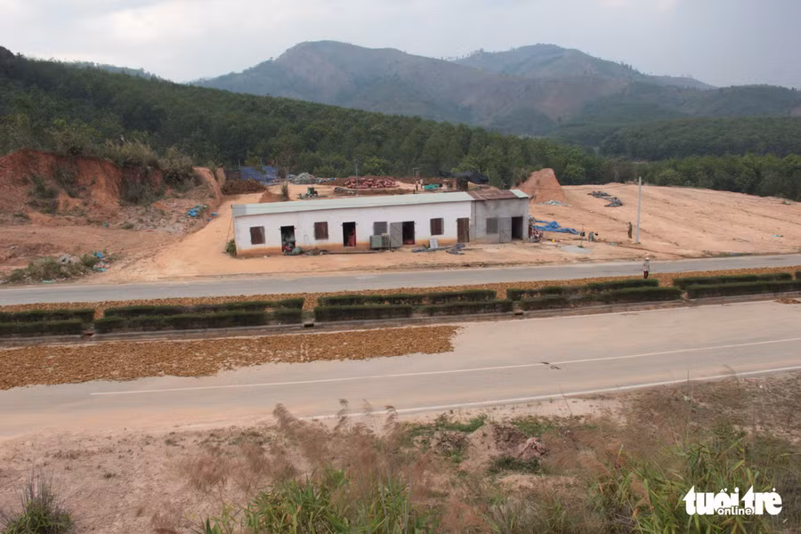  Một cơ sở sơ chế nông sản bên đường