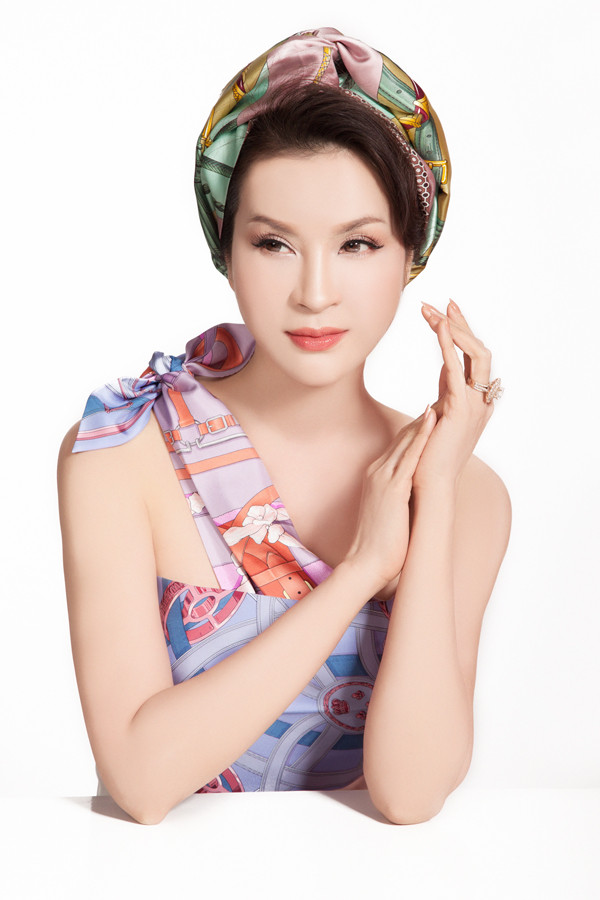 Son môi màu cam đào tươi tắn pha thêm một chút son bóng giúp MC Thanh Mai trông trẻ trung hơn nhiều so với tuổi thật.