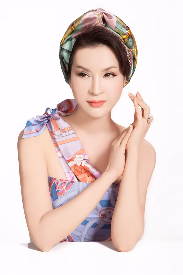 Son môi màu cam đào tươi tắn pha thêm một chút son bóng giúp MC Thanh Mai trông trẻ trung hơn nhiều so với tuổi thật.