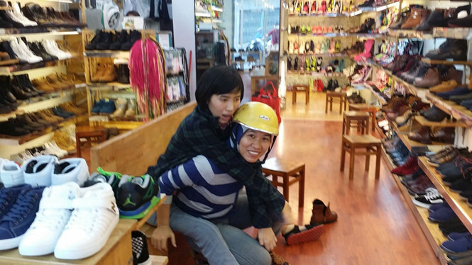 Chị Xuân Thảo và “user” Thu Huyền (người được cõng) Chị Xuân Thảo và “user” Thu Huyền (người được cõng)