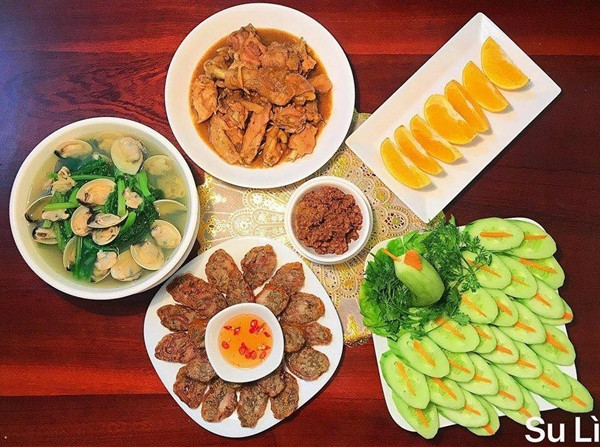 Cơ quan chồng chị Nguyễn Tâm cách xa nhà nên anh hiếm khi dùng bữa trưa cùng gia đình. Chị dành nhiều tâm huyết hơn cho bữa tối để ông xã cảm nhận được không khí ấm cúng lúc ngồi ăn bên vợ, con. Cơ quan chồng chị Nguyễn Tâm cách xa nhà nên anh hiếm khi dùng bữa trưa cùng gia đình. Chị dành nhiều tâm huyết hơn cho bữa tối để ông xã cảm nhận được không khí ấm cúng lúc ngồi ăn bên vợ, con.