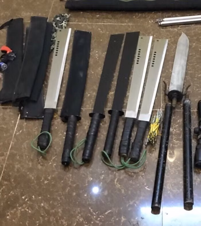 Súng đạn quân dụng và hung khí do Tuấn tàng trữ trái phép trong nhà B13 Hàn Thuyên