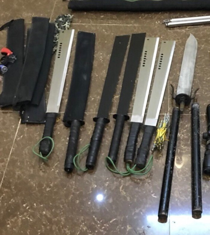 Súng đạn quân dụng và hung khí do Tuấn tàng trữ trái phép trong nhà B13 Hàn Thuyên