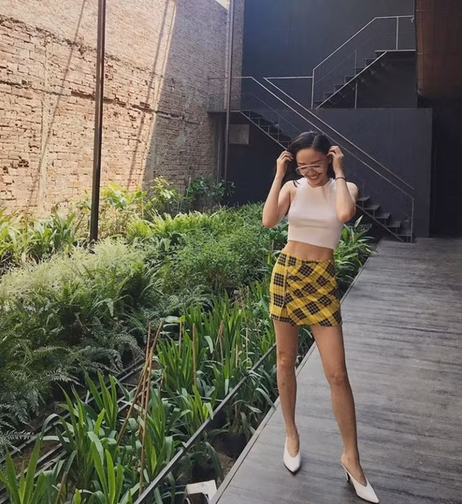 Nhờ bộ đôi crop top và chân váy ngắn, Tóc Tiên đã khiến người hâm mộ một phen ''bỏng mắt'' với vòng eo nhỏ gọn, lộ rõ cơ bụng đáng mơ ước.