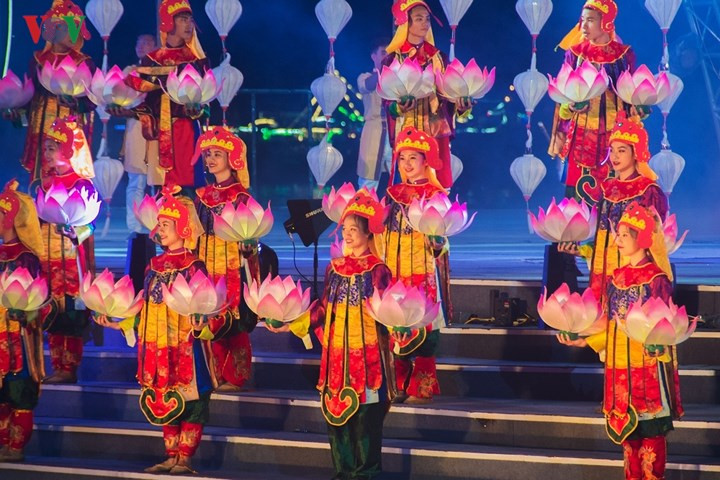  Miền Trung với ca Huế, hát bài chòi, Tây Nguyên với những khúc ca đại ngàn mạnh mẽ.