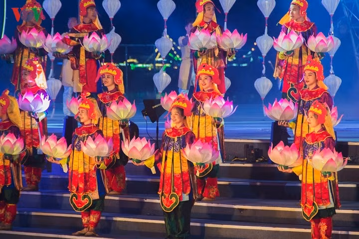  Miền Trung với ca Huế, hát bài chòi, Tây Nguyên với những khúc ca đại ngàn mạnh mẽ.