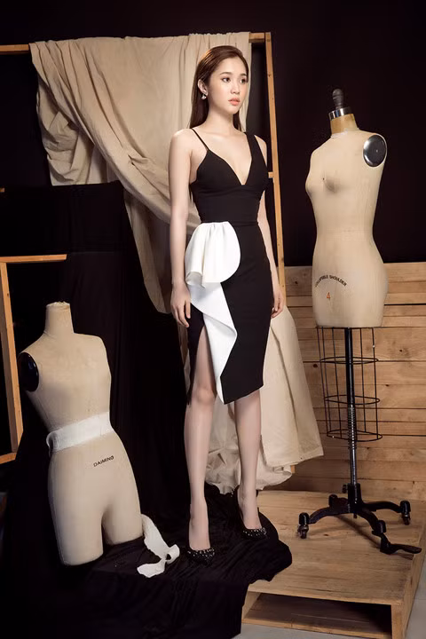  Dáng đầm hai dây cổ chữ V khoe vòng một thu hút