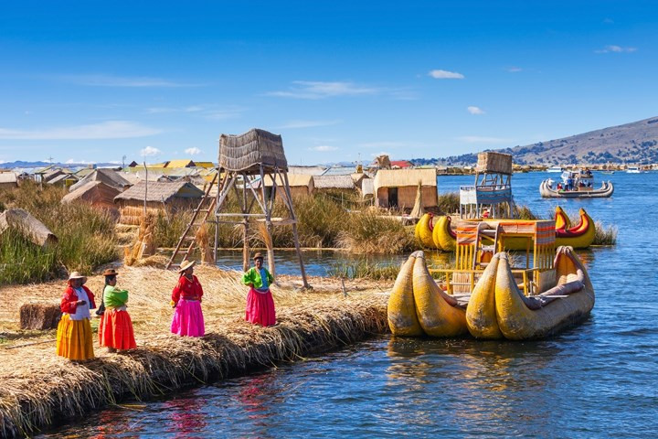 Đảo nổi trên hồ Titicaca, biên giới Peru và Bolivia. Trên hồ Titicaca có một bộ lạc được gọi là Uru. Mặc dù cách xa nền văn minh, người ta có thể nhìn thấy các tấm pin mặt trời trên hòn đảo này, cho phép người dân xem truyền hình.