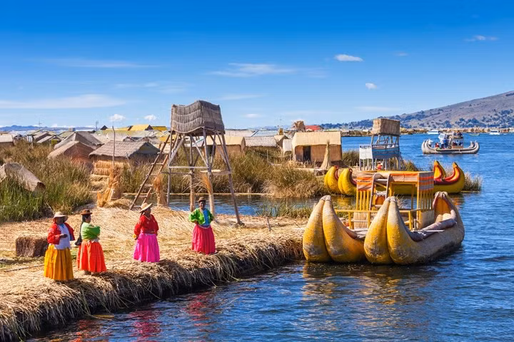 Đảo nổi trên hồ Titicaca, biên giới Peru và Bolivia. Trên hồ Titicaca có một bộ lạc được gọi là Uru. Mặc dù cách xa nền văn minh, người ta có thể nhìn thấy các tấm pin mặt trời trên hòn đảo này, cho phép người dân xem truyền hình.