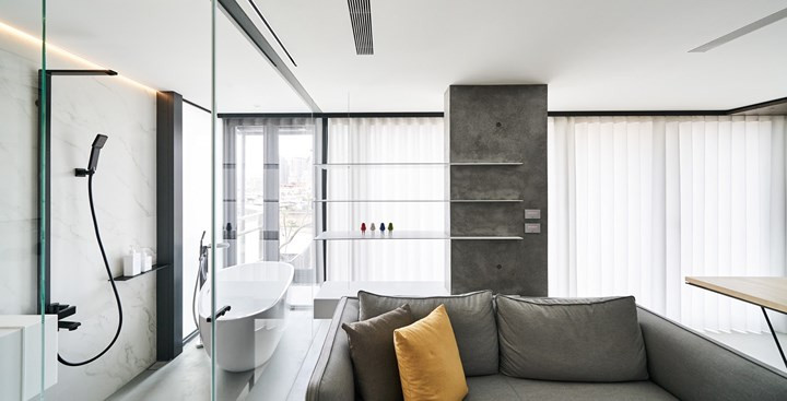 Phòng tắm cách phòng khách bằng cửa kính khiến không gian rộng và thoáng hơn. Phòng tắm cách phòng khách bằng cửa kính khiến không gian rộng và thoáng hơn.